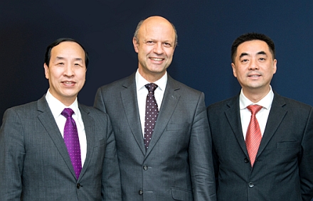 De izq. a dcha; Ting Cai; presidente y CEO de la China National Chemical Equipment Co. Ltd. (CNCE); Dr. Frank Stieler; CEO de KraussMaffei Group; y Chen Junwei; CEO de ChemChina Finance Co. Ltd.